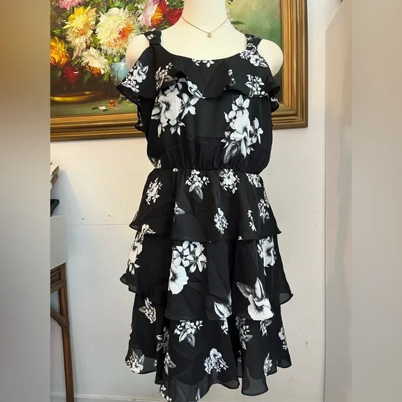 White House Black Market Black and White Floral Dress - Picture 1 of 8